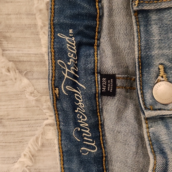 Light wash, distressed mid rise Universal Threads bermuda shorts size 14! - Picture 2 of 11